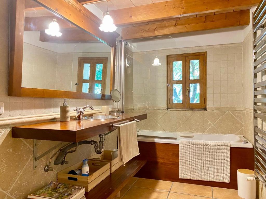 Fabulous Rustic Villa Set On Mountain With Unique Views Валдемоса Екстериор снимка