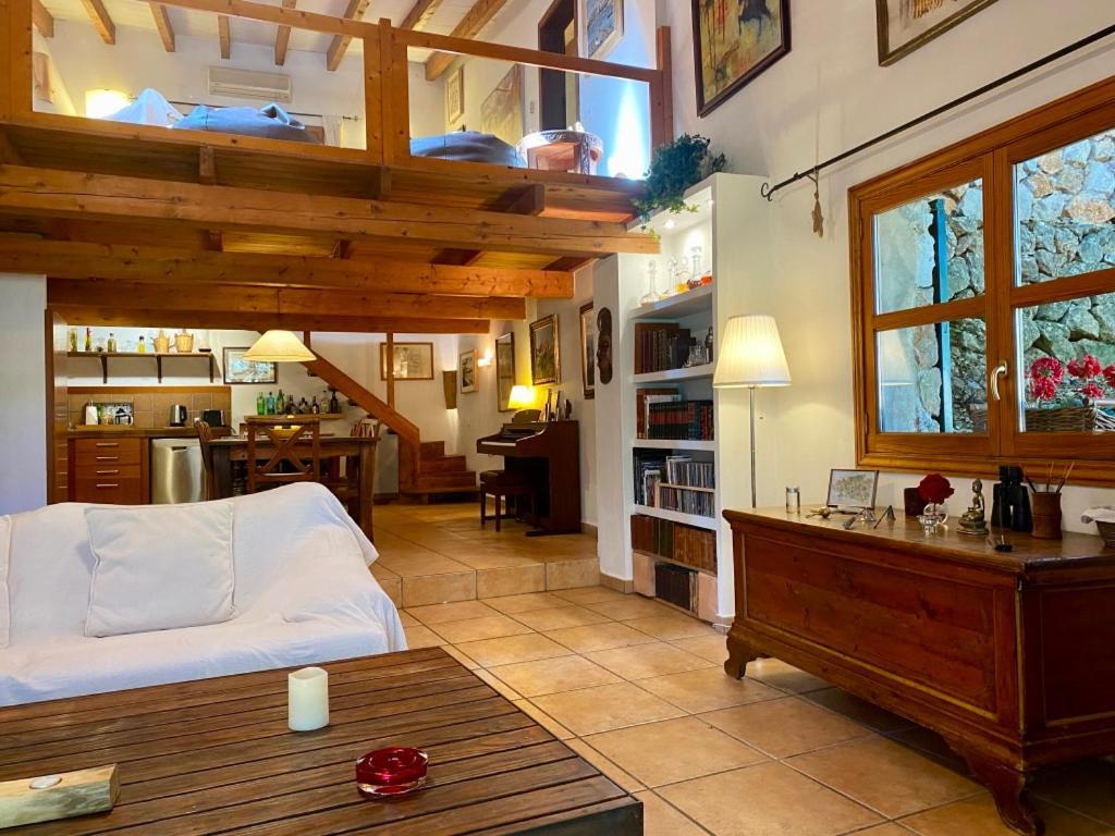 Fabulous Rustic Villa Set On Mountain With Unique Views Валдемоса Екстериор снимка