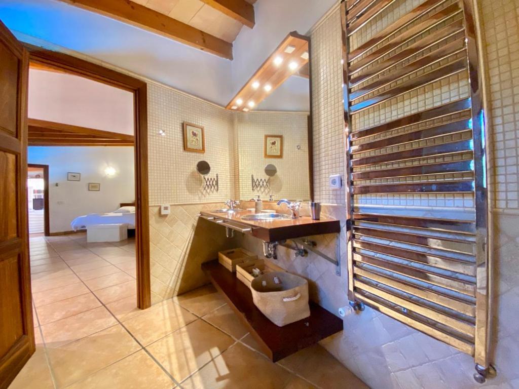 Fabulous Rustic Villa Set On Mountain With Unique Views Валдемоса Екстериор снимка